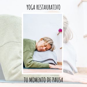 Persona practicando Yoga Restaurativo en una postura relajante, con mantas y cojines, en un ambiente cálido y tranquilo, ideal para aliviar estrés y recuperar energía.